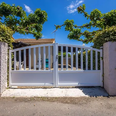 Ferienhaus Pavillon Independant Pour 6 Personnes Dans Securisee Avec Piscine *